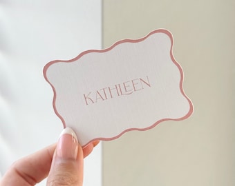 Roze naamkaartjes met golvende rand | Minimalistische feestnaamkaartjes | Babyshower