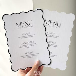 Puede incluir: Un letrero de madera hecho a mano con la palabra "Bienvenido" en letras negras sobre fondo blanco, adornado con un corazón decorativo. Ideal para interiores o exteriores. El diseño utiliza una fuente alegre.