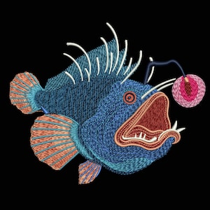Può includere: Immagine ricamata di un pesce rana blu con pinne arancioni e bocca rossa. Il pesce ha un'esca rosa brillante e dettagli bianchi, su sfondo nero. Il design è dettagliato e strutturato.