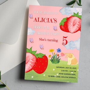 Convite de aniversário editável com tema de morango para crianças, modelo Canva, cartão para festa de menina com coelho e flores, convite de verão para festa de coquete