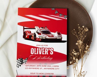 Könnte beinhalten: Eine Geburtstagseinladung mit einem rot-weißen Rennwagendesign. Die Einladung enthält den Text "Feiern Sie Olivers Geburtstag" mit Veranstaltungsdetails. Karierte Flaggen und ein Rennwagen sind ebenfalls abgebildet.