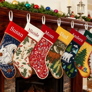 Calcetines navideños personalizados de lujo estilo vintage con bordado de nombre. Ideales como regalo familiar o decoración navideña.