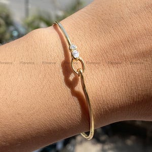 10K Gelbgold Armreif mit weißer Birne und rundem Moissanit - Vielseitiges Damen Armband