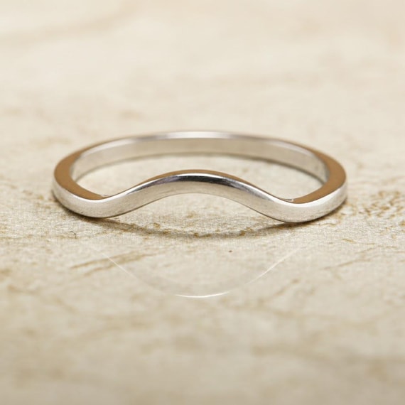 950 Platinum Curved Shape Women's Wedding Band, 1.5mm Simple Thin Ring