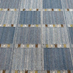 Alfombra kilim de inspiración sueca: la modernidad escandinava se fusiona con la elegancia en tonos tierra