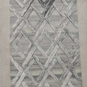 Hand-Tufted High low Geometric Pet Rug – Raised Textured Pattern in Grey Tones | Modern Handmade Carpet for Living Room & Bedroom.