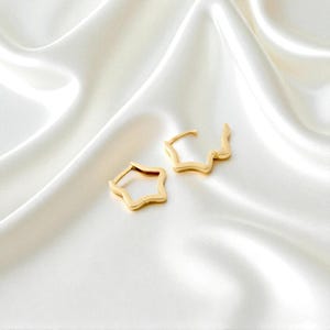 Gold Star Shape Huggie Hoop Earrings for Women, Unique Wavy Star Outline Earrings, Minimalist Gold Plated Jewelry, Everyday Gift Idea