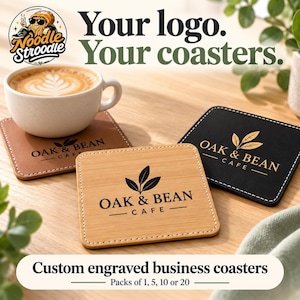 Può includere: Tre sottobicchieri quadrati in color cuoio, legno chiaro e nero con cuciture bianche. Ognuno presenta il logo nero di Oak & Bean Cafe. Testo: Your logo. Your coasters. Custom engraved business coasters. Packs of 1, 5, 10 or 20.