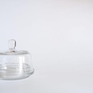 Vintage etsad smörskål i glas | Botaniskt slipat glas | Serveringskärl i mitten av århundradet