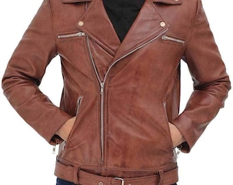 Könnte beinhalten: Braune Leder-Motorradjacke mit Reverskragen, asymmetrischem Reißverschluss und mehreren Reißverschlusstaschen. Die Jacke hat einen Gürtel an der Taille und silberfarbene Hardware. Das Model trägt ein schwarzes Oberteil darunter.