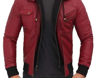 Puede incluir: Chaqueta de cuero burdeos con capucha negra y puños de canalé. La chaqueta tiene cremallera, dos bolsillos en el pecho y dos bolsillos con cremallera. Una prenda de abrigo elegante.