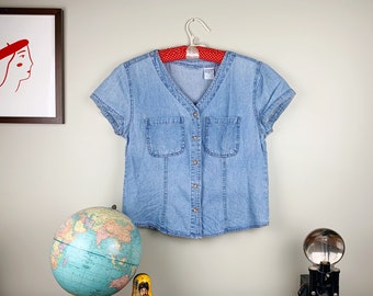 Short Sleeve Denim Baseball-Style Vintage Button Up Shirt | Light Wash Jean Top | 1980s-1990s Casual Apparel | Size SMALL to MEDIUM