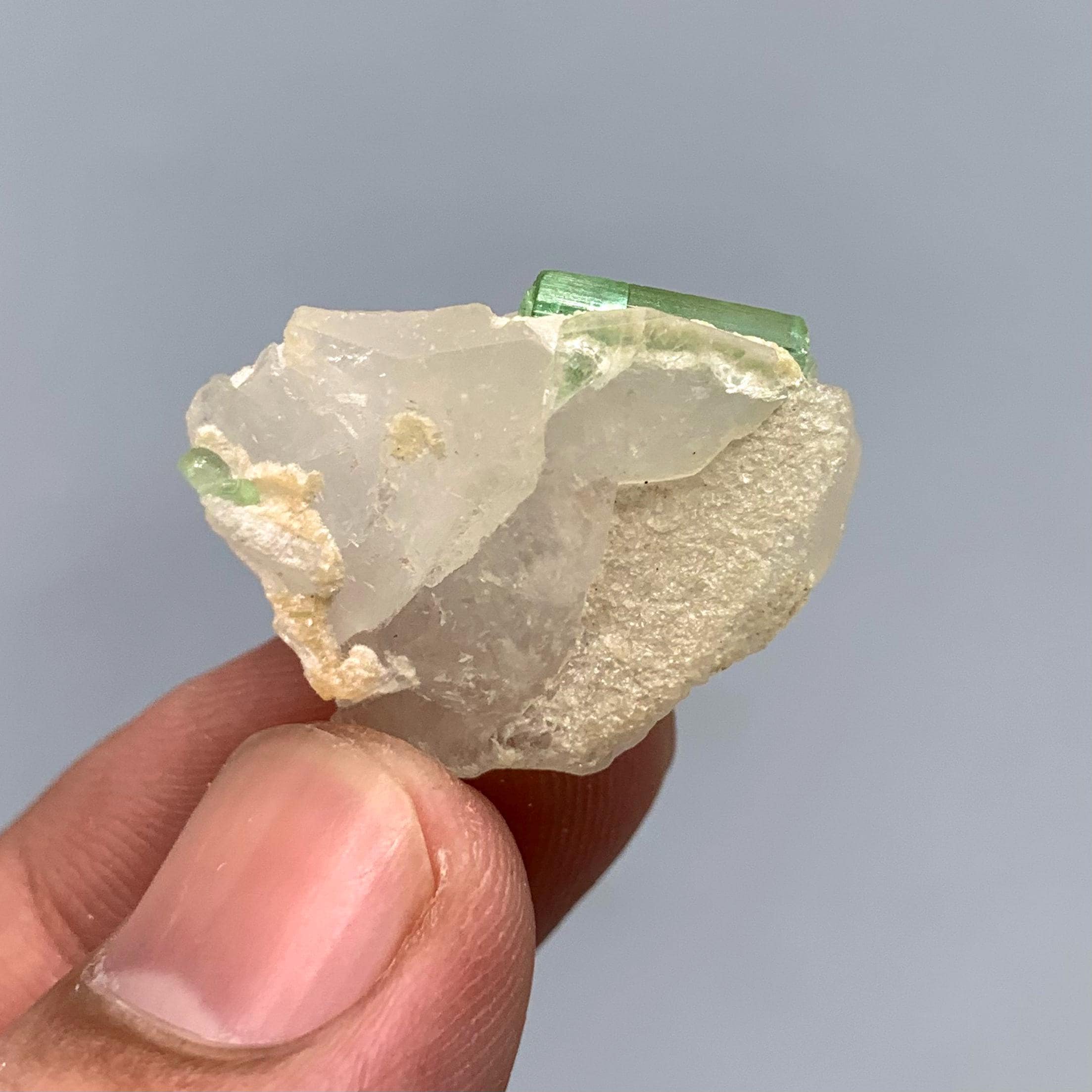 グリーントルマリンクリスタルとクォーツ、32カラットの鉱物標本