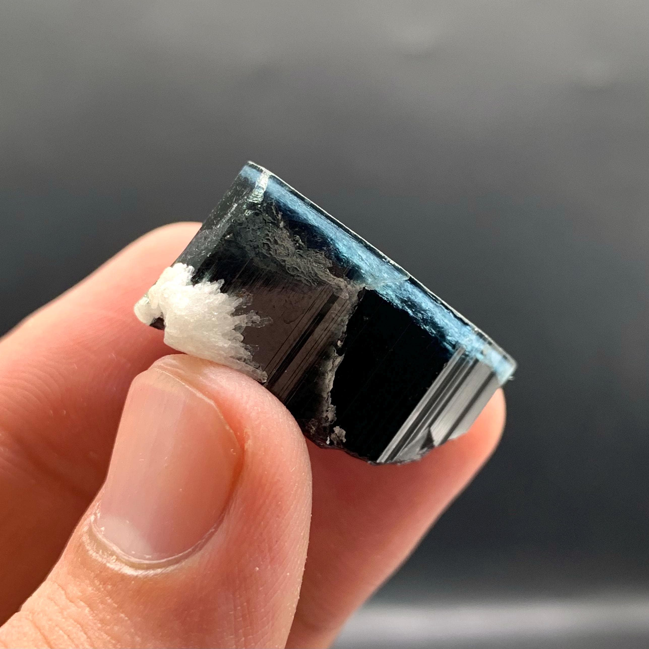 ブルーキャップトルマリンクリスタル、89カラット原石鉱物標本