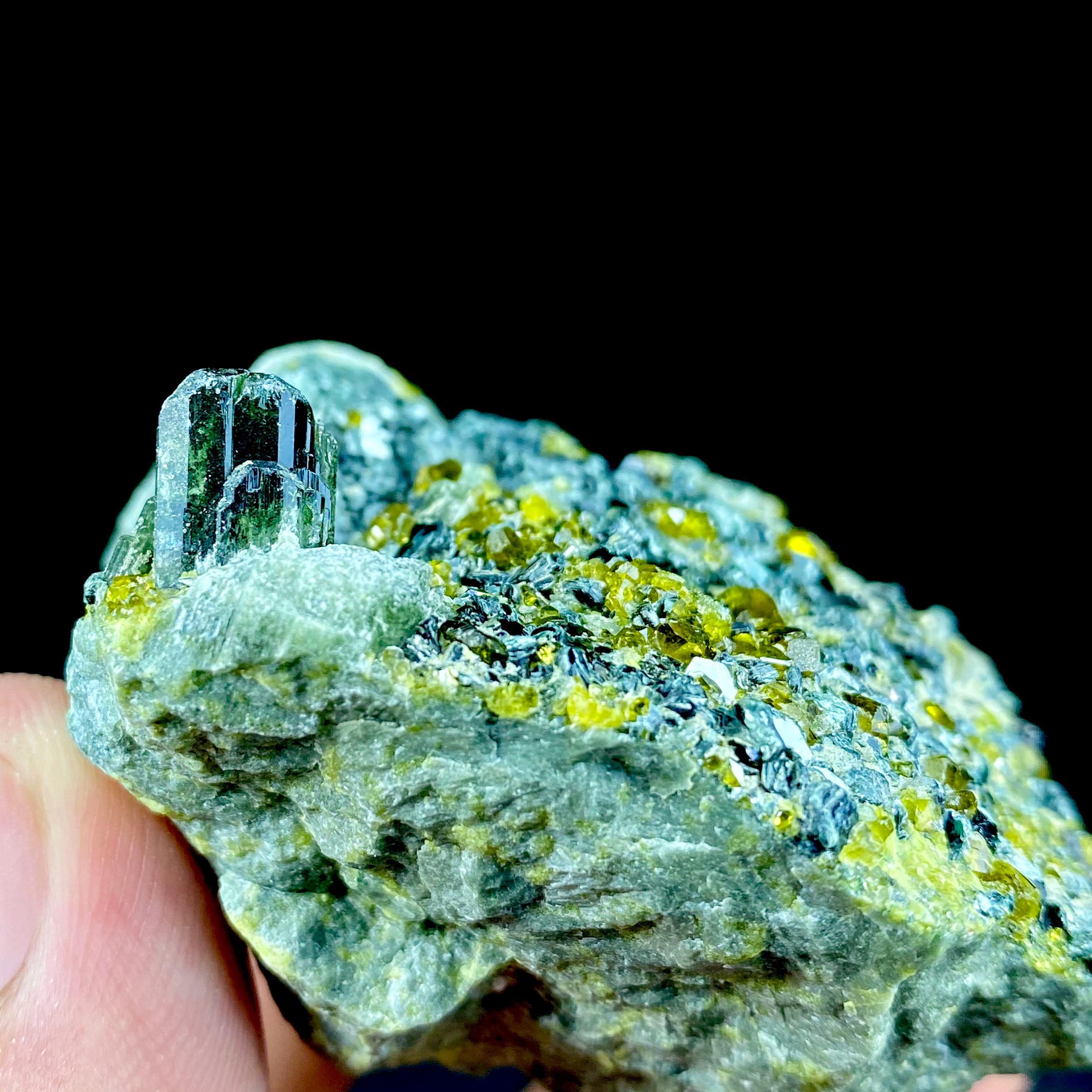 122グラムの希少なダイオプサイドとエピドート、マグネタイトを