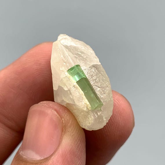 グリーントルマリンクリスタルとクォーツ、32カラットの鉱物標本