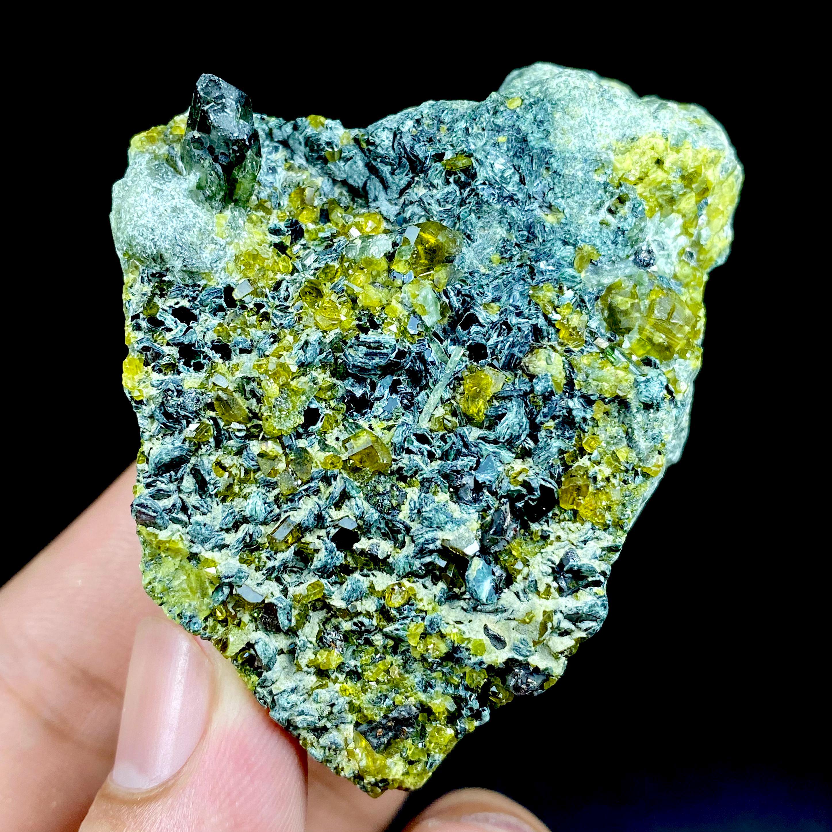 122グラムの希少なダイオプサイドとエピドート、マグネタイトを