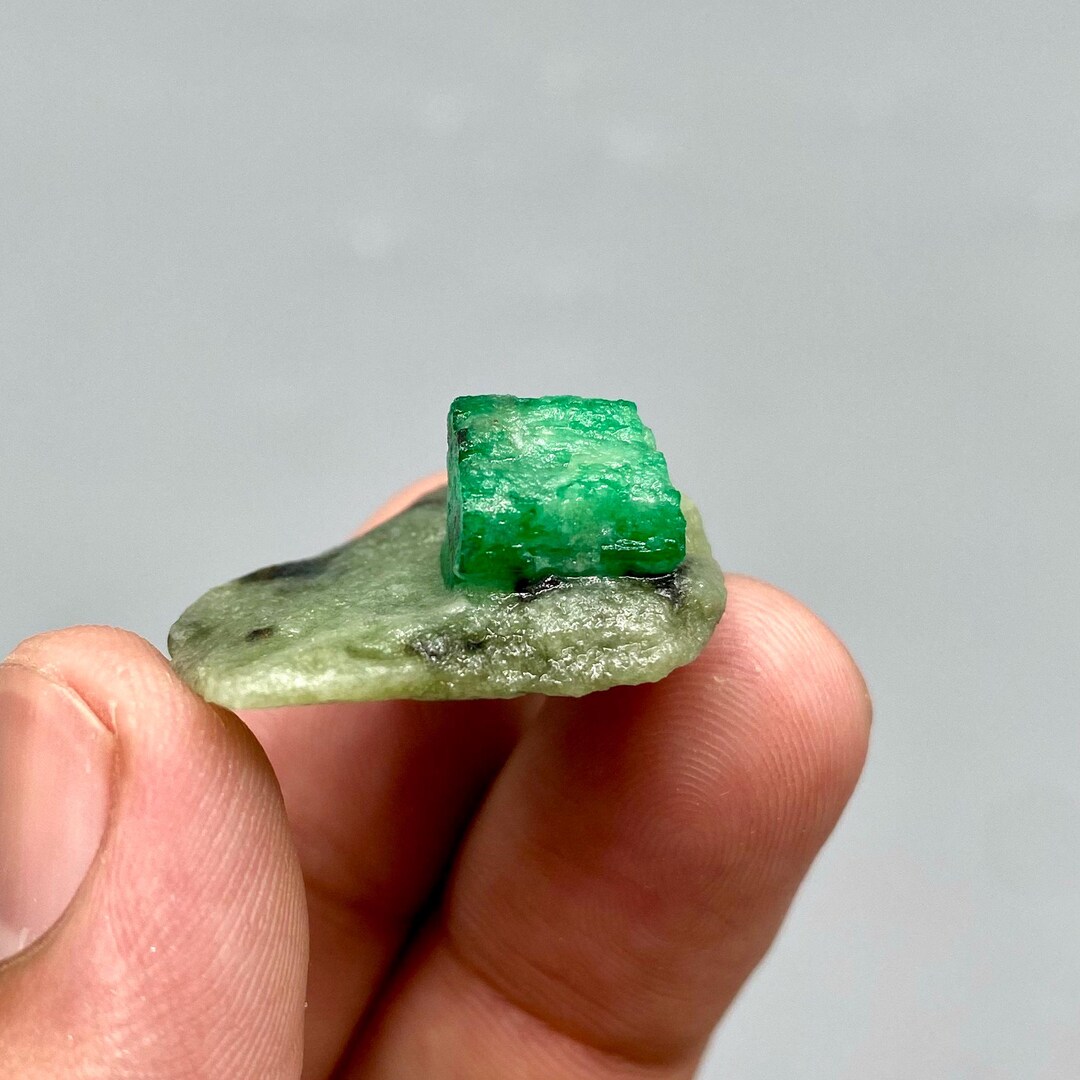 エメラルド　パキスタン産　原石　鉱物　標本　天然石　石　緑玉　緑柱石 原石エメラルド結晶標本：パキスタン産44カラットの宝石 - Etsy 日本