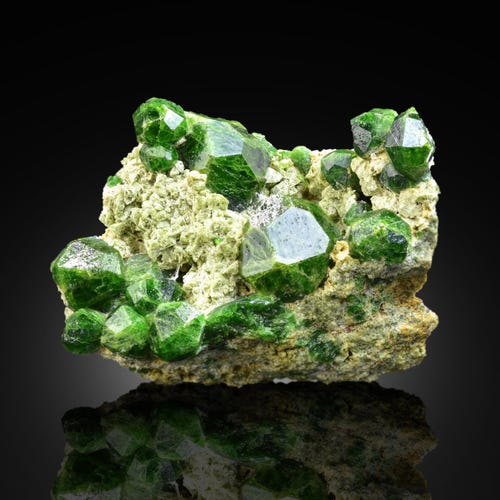 グリーントルマリンクリスタルとクォーツ、32カラットの鉱物標本