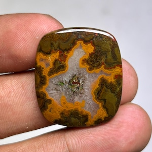 Polished Seam Agate Cabochon: Cushion Cut Gemstone, 28 Carats (29x25x4 mm)