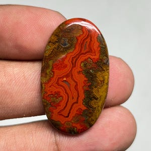 Polished Seam Agate Cabochon: Natural Oval Gemstone, 30 Carats (35x21x4 mm