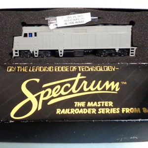 HO Scale Bachmann SPECTRUM F40PH con luces estroboscópicas Locomotora Diesel - "UNDECORATED" - Mint in Box!