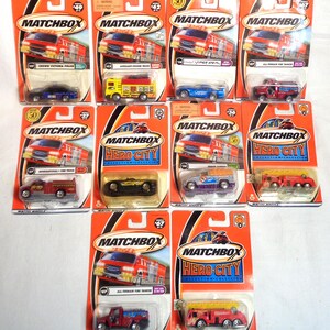 Lot von 10 MODERN Matchbox Cars & Trucks - Schön nahezu neuwertig alle auf Karten - Einige Karten können Abnutzung oder kleinere Schäden aufweisen. Sie erhalten das Foto.
