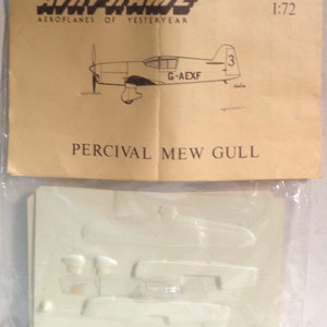 Può includere: Un kit di modellismo in plastica di un aereo Percival Mew Gull, un kit in scala 1:72 di Airfix Aeroplanes of Yesteryear. Il kit include un modello in plastica bianca dell'aereo, con il numero di registrazione G-AEXF e il numero 3 sul lato.