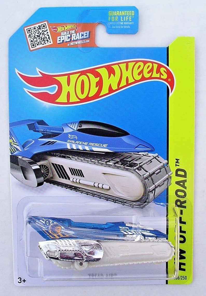Puede incluir: Un coche de juguete Hot Wheels Avalanche Rescue azul y blanco con una funci&oacute;n de aire de banda de rodadura. El coche est&aacute; sobre un fondo azul y amarillo con el logotipo de Hot Wheels y las palabras "Build the Epic Race!" El coche es el n&uacute;mero 6 de 250.
