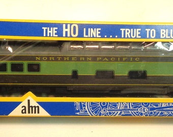 HO Scale Like-New old stock - Concor - Pennsylvania - Baggage Mail  Passenger Train Car with Interior Lighting-Pantograph!!