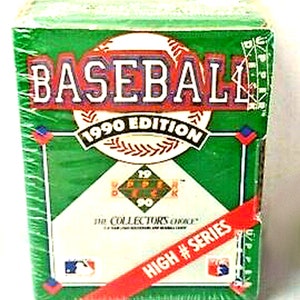 Puede incluir: Una caja verde, blanca y roja con temática de béisbol. La caja tiene el texto "Baseball 1990 Edition" y "The Collector's Choice". La caja también tiene una franja roja y blanca con el texto "High # Series".