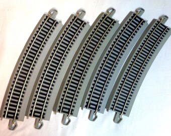 HO Scale Bachmann E-Z Track System - FIVE Gray Sections of 22" radius curve track - Excellent pre-owned condition!