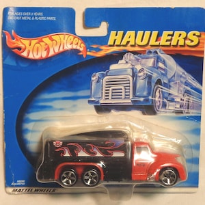 Hotwheels Haulers - Orange Petroleum Tankwagen mit Flammen (Limitierte Auflage) - Neuwertig auf der Karte - Die Karte kann Gebrauchsspuren oder kleinere Schäden aufweisen.