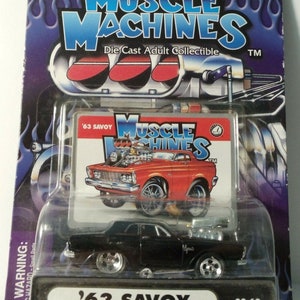 Castline 1:64 Muscle Machines - 1963 Savoc Muscle Car - Neuwertig auf Karte - Karte zeigt Gebrauchsspuren.