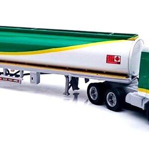 Pode incluir: Um caminhão de brinquedo branco e verde com um reboque tanque. O reboque é etiquetado com o logotipo da BP e uma bandeira canadense. O caminhão tem uma cabine branca com detalhes verdes e o logotipo da BP no lado.