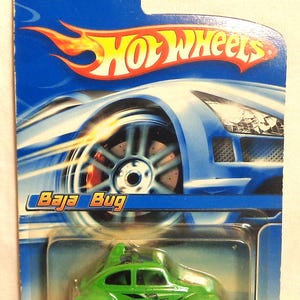 Hotwheels - Baja Bug - DieCast Model Car - Neuwertig an der Karte - Die Karte kann Gebrauchsspuren oder kleinere Schäden aufweisen. Bitte siehe Foto für tatsächliche Auto.