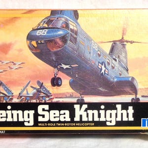 Può includere: Un kit di modellismo di un elicottero Boeing Sea Knight blu con doppi rotori. L'illustrazione della scatola mostra l'elicottero in volo con un'insegna della Marina degli Stati Uniti. La scatola include anche il testo "Golden Opportunity Kit" e "1/72 Model Kit".