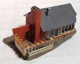 HO Scale (1:87) Pennsylvania Row House Model Kit – 4 Unit Brick & Wood Building For Model Train Layouts