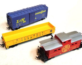 HO Scale - Lot of 3 Pre-owned Lifelike Freight cars... Louisville & Nashville Box Car; Illinois Terminal Gondola and Santa Fe Caboose