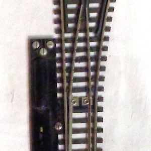 HO Scale ATLAS Right Remote Switch Track - Preowned tested in good working order.