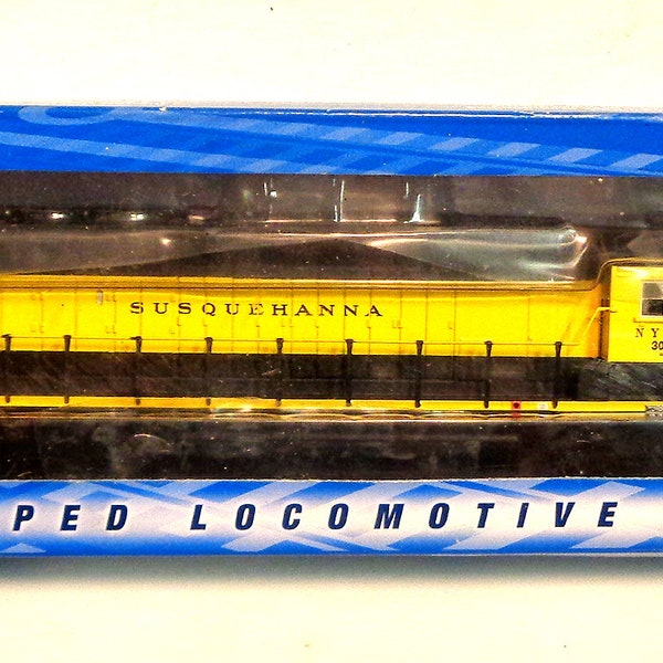 HO Scale Bachmann DCC Equipped Locomotive - EMD SD40-2 "Susquehanna" #3018 - Powered Diesel Train Engine