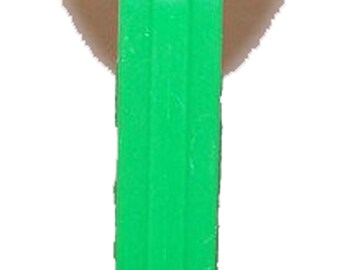 Dispensador de balas Pez - Emoji "Michevious" Rosto vermelho com haste verde - NOVO em embalagem lacrada!