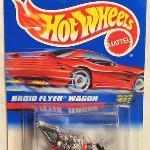 Hotwheels - Radio Flyer Wagon - Diecast Model Car - Neuwertig auf der Karte - Die Karte kann Gebrauchsspuren oder kleinere Schäden aufweisen. Bitte siehe Foto für tatsächliche Auto.
