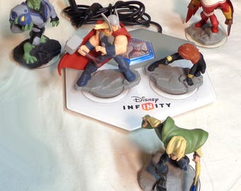 Disney Infinity 2.0 Base with 5 Characters - Not tested AS IS. See description for details...