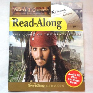 Puede incluir: Un set de lectura "Piratas del Caribe" para "La Maldición de la Perla Negra". La portada muestra al Capitán Jack Sparrow. Incluye un CD de audio y un libro de 24 páginas. Publicado por Walt Disney Records.
