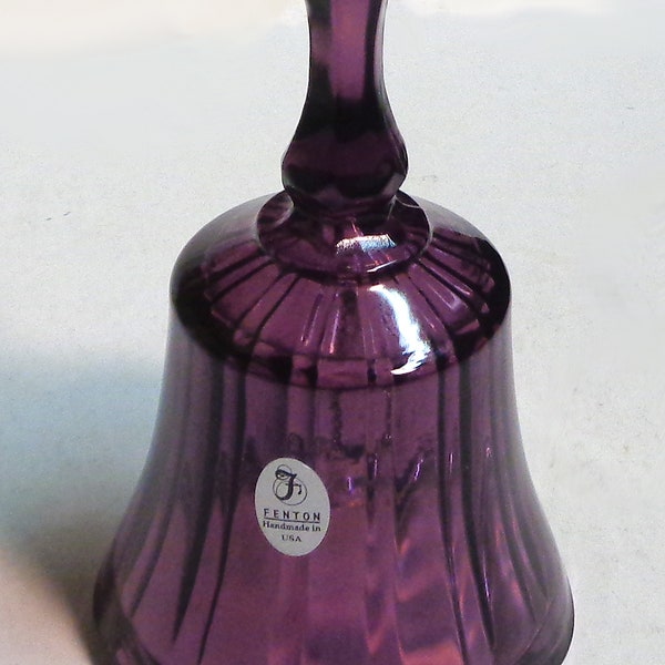 Cloche de collection en verre Fenton - De couleur pourpre et finement fabriquée!