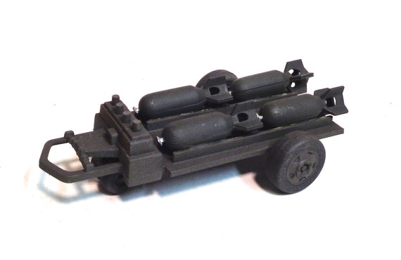 Rimorchio bomba M5 dell'esercito americano vintage con bombe