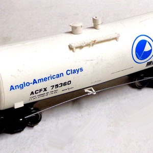 Puede incluir: Vagón de tren modelo blanco con ruedas negras y un logotipo azul que dice "Anglo-American Clays". El vagón tiene el texto "ACFX 75360" en el lateral.
