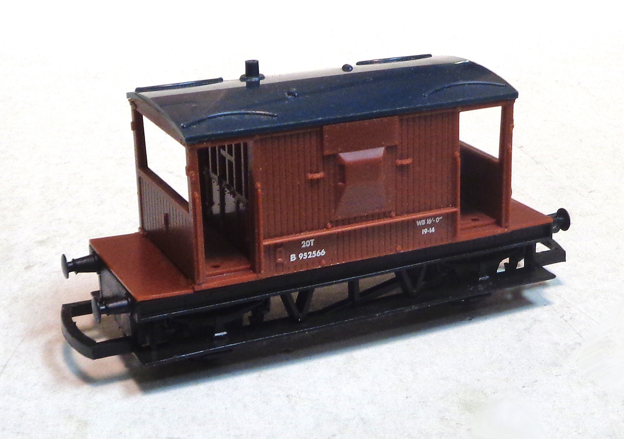 OO 1/76 Scale Hornby 20 Ton Brake Van Train Car - Missing 1