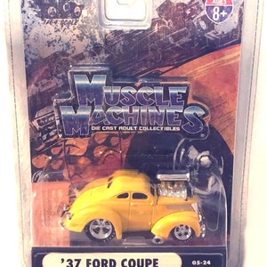 Castline 1:64 Muscle Machines - 1937 Ford Coupe - GELBE Version - Mint auf Karte